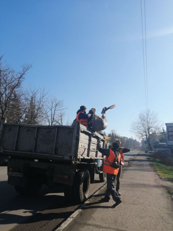 Коммунальщики Снежного благоустраивают территории общего пользования Коммунальщики Снежного благоустраивают территории общего пользования