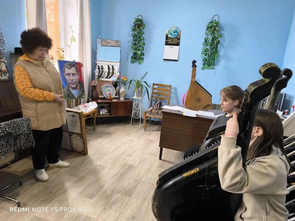 Сегодня, в Зугрэсской детской школе искусств, заведующий сектором народного творчества Швыркова Н. А., провела информационный час к годовщине провозглашения Донецкой Народной Республики, для участников Образцового ансамбля... Сегодня, в Зугрэсской детской школе искусств, заведующий сектором народного творчества Швыркова Н. А., провела информационный час к годовщине провозглашения Донецкой Народной Республики, для участников Образцового ансамбля...