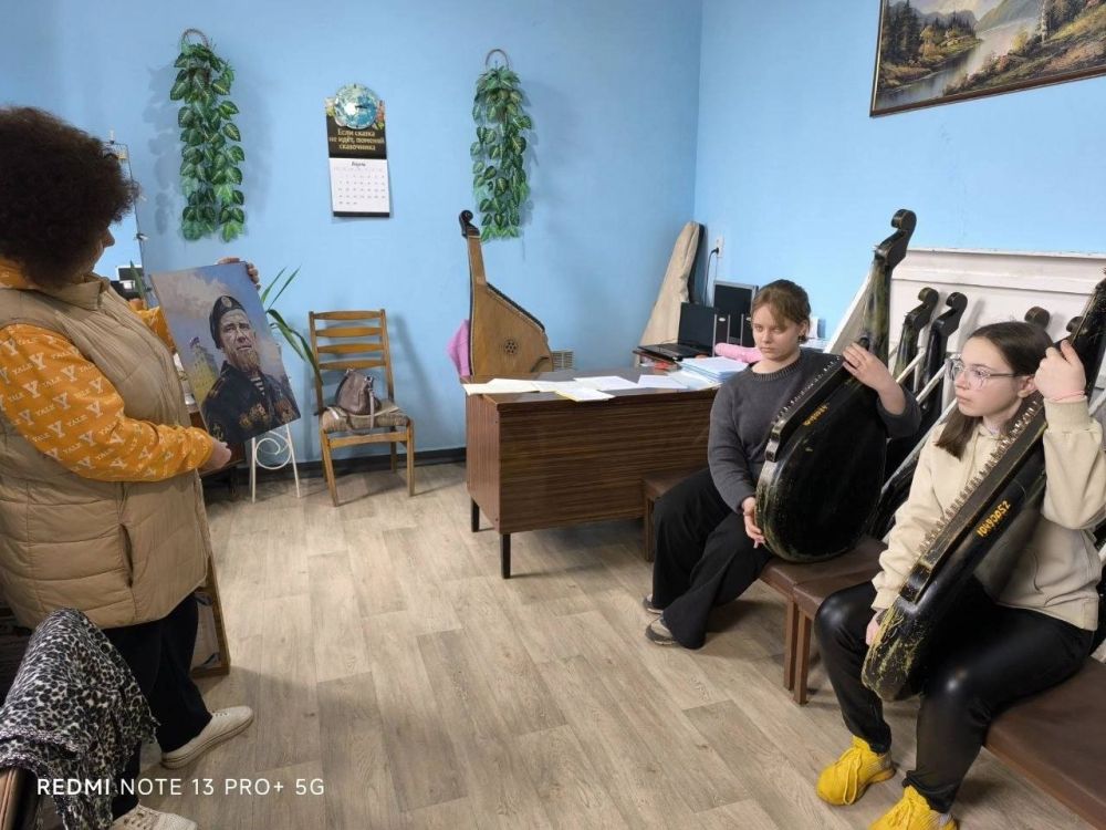 Сегодня, в Зугрэсской детской школе искусств, заведующий сектором народного творчества Швыркова Н. А., провела информационный час к годовщине провозглашения Донецкой Народной Республики, для участников Образцового ансамбля... Сегодня, в Зугрэсской детской школе искусств, заведующий сектором народного творчества Швыркова Н. А., провела информационный час к годовщине провозглашения Донецкой Народной Республики, для участников Образцового ансамбля...