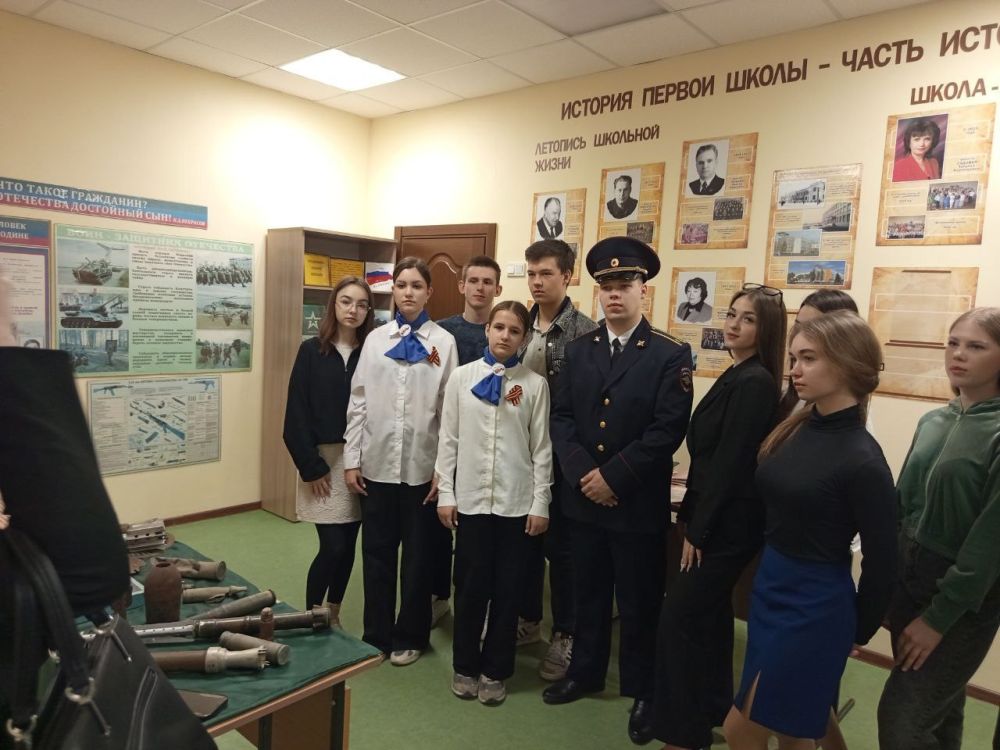 В школе Снежного продолжают реализовывать всероссийский проект «Диалоги с Героями» В школе Снежного продолжают реализовывать всероссийский проект «Диалоги с Героями»
