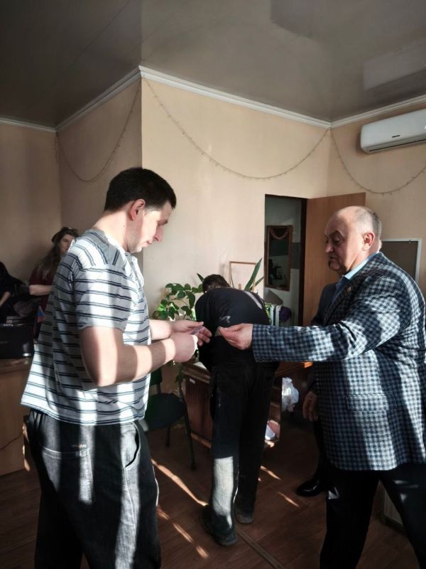 Енакиевские работники сферы жилищно - коммунального хозяйства пополнили ряды "Единой России" Енакиевские работники сферы жилищно - коммунального хозяйства пополнили ряды "Единой России"