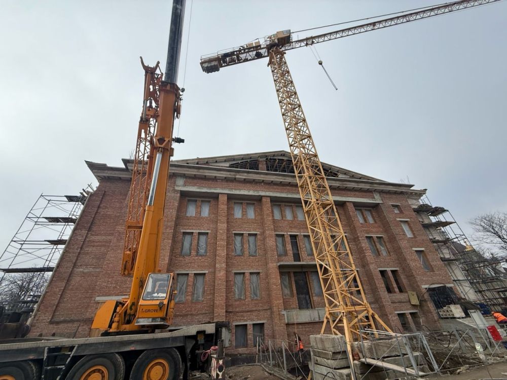 Петербургские строители активно восстанавливают драмтеатр в Мариуполе Петербургские строители активно восстанавливают драмтеатр в Мариуполе