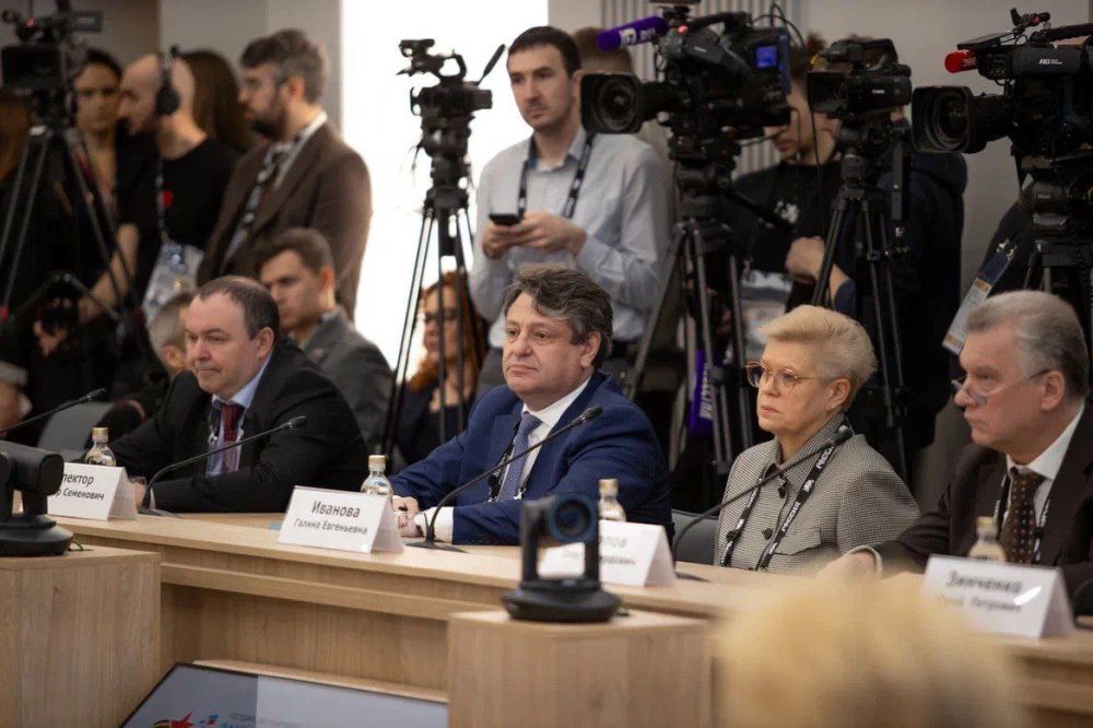 Статс-секретарь – заместитель Министра обороны РФ, председатель фонда «Защитники Отечества» Анна Цивилева провела круглый стол, на котором собрались те, кто стоял у истоков создания фонда, и герои спецоперации Статс-секретарь – заместитель Министра обороны РФ, председатель фонда «Защитники Отечества» Анна Цивилева провела круглый стол, на котором собрались те, кто стоял у истоков создания фонда, и герои спецоперации