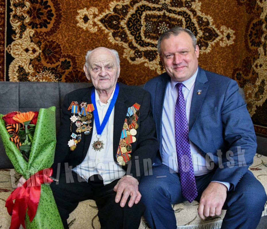 Алексей Кулемзин: В год 80-летия Победы в Великой Отечественной войне, по поручению Президента Российской Федерации Владимира Путина, Донецкий горсовет принял решение присвоить звание «Почётный гражданин городского округа... Алексей Кулемзин: В год 80-летия Победы в Великой Отечественной войне, по поручению Президента Российской Федерации Владимира Путина, Донецкий горсовет принял решение присвоить звание «Почётный гражданин городского округа...