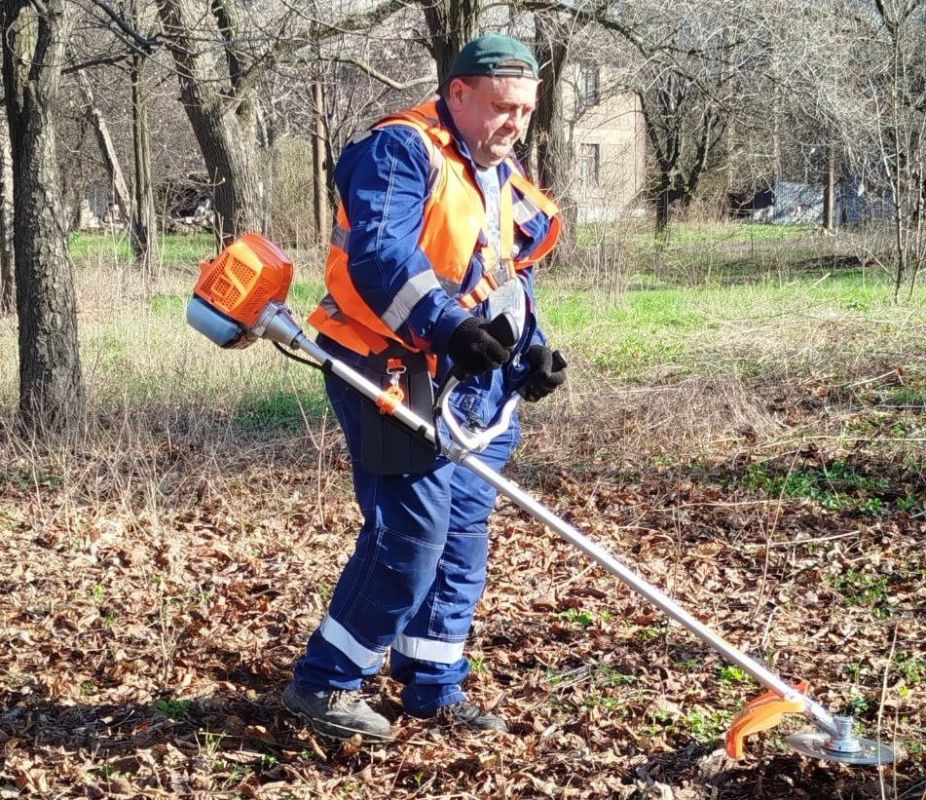 В Кировском внутригородском районе продолжаются работы в рамках двухмесячника по благоустройству В Кировском внутригородском районе продолжаются работы в рамках двухмесячника по благоустройству