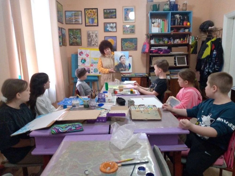 Сегодня, в Зугрэсской детской школе искусств, заведующий сектором народного творчества Швыркова Н. А., провела информационный час к годовщине провозглашения Донецкой Народной Республики, для участников Образцового ансамбля... Сегодня, в Зугрэсской детской школе искусств, заведующий сектором народного творчества Швыркова Н. А., провела информационный час к годовщине провозглашения Донецкой Народной Республики, для участников Образцового ансамбля...