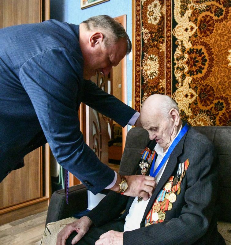 В Донецке поздравили двух ветеранов с присвоением звания «Почетного гражданина» В Донецке поздравили двух ветеранов с присвоением звания «Почетного гражданина»