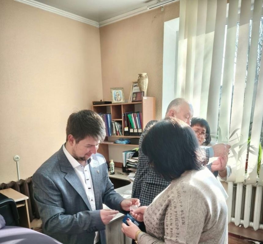 Енакиевские работники сферы жилищно - коммунального хозяйства пополнили ряды "Единой России" Енакиевские работники сферы жилищно - коммунального хозяйства пополнили ряды "Единой России"