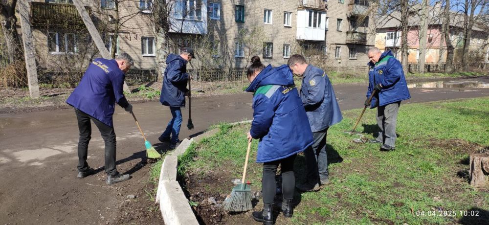 В Кировском внутригородском районе продолжаются работы в рамках двухмесячника по благоустройству В Кировском внутригородском районе продолжаются работы в рамках двухмесячника по благоустройству