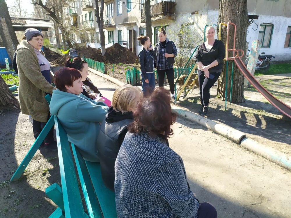 Сегодня, 04 апреля, заместитель главы администрации городского округа Торез Александр Ставицкий провел встречу с населением по ул. Шевцовой, д.13 Сегодня, 04 апреля, заместитель главы администрации городского округа Торез Александр Ставицкий провел встречу с населением по ул. Шевцовой, д.13