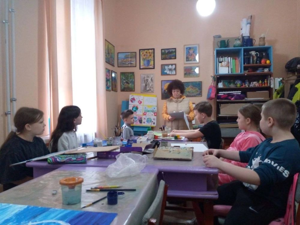 Сегодня, в Зугрэсской детской школе искусств, заведующий сектором народного творчества Швыркова Н. А., провела информационный час к годовщине провозглашения Донецкой Народной Республики, для участников Образцового ансамбля... Сегодня, в Зугрэсской детской школе искусств, заведующий сектором народного творчества Швыркова Н. А., провела информационный час к годовщине провозглашения Донецкой Народной Республики, для участников Образцового ансамбля...