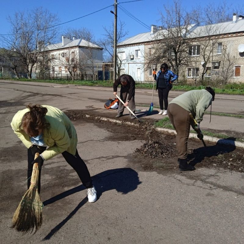 Сергей Желновач: В рамках проведения двухмесячника по благоустройству и наведению порядка городского округа Дебальцево,сотрудники предприятий посёлка Новолуганское вышли на уборку территорий своего посёлка!!! Сергей Желновач: В рамках проведения двухмесячника по благоустройству и наведению порядка городского округа Дебальцево,сотрудники предприятий посёлка Новолуганское вышли на уборку территорий своего посёлка!!!