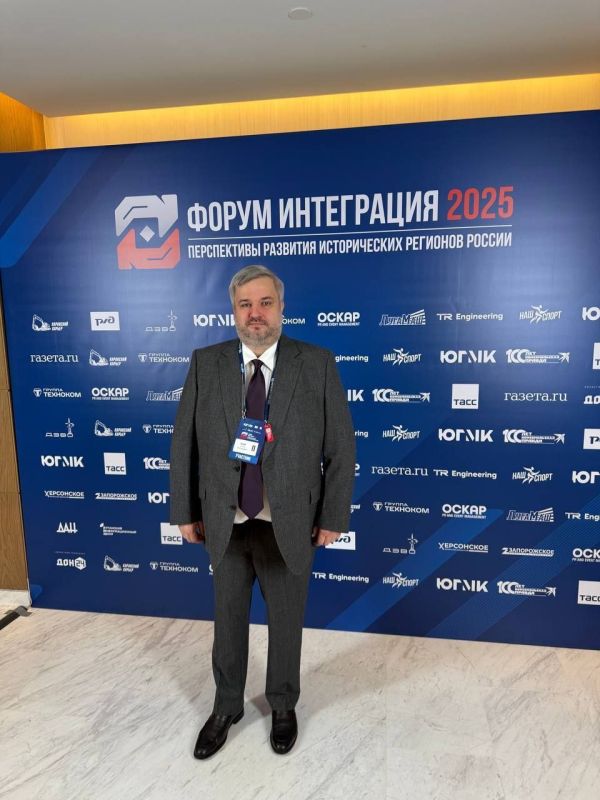 В составе делегации от Донецкой Народной Республики Врио министра промышленности и торговли ДНР Наталья Козина, директор департамента промышленности Елена Воронина и директор ФРП ДНР Сергей Власов приняли участие в Форуме... В составе делегации от Донецкой Народной Республики Врио министра промышленности и торговли ДНР Наталья Козина, директор департамента промышленности Елена Воронина и директор ФРП ДНР Сергей Власов приняли участие в Форуме...
