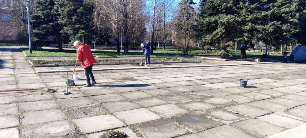 Сергей Желновач: Сегодня предприятия, организации и учреждения городского округа Дебальцево в рамках двухмесячника по благоустройству территорий и по партийному проекту "Чистая страна" дружно вышли на субботник Сергей Желновач: Сегодня предприятия, организации и учреждения городского округа Дебальцево в рамках двухмесячника по благоустройству территорий и по партийному проекту "Чистая страна" дружно вышли на субботник