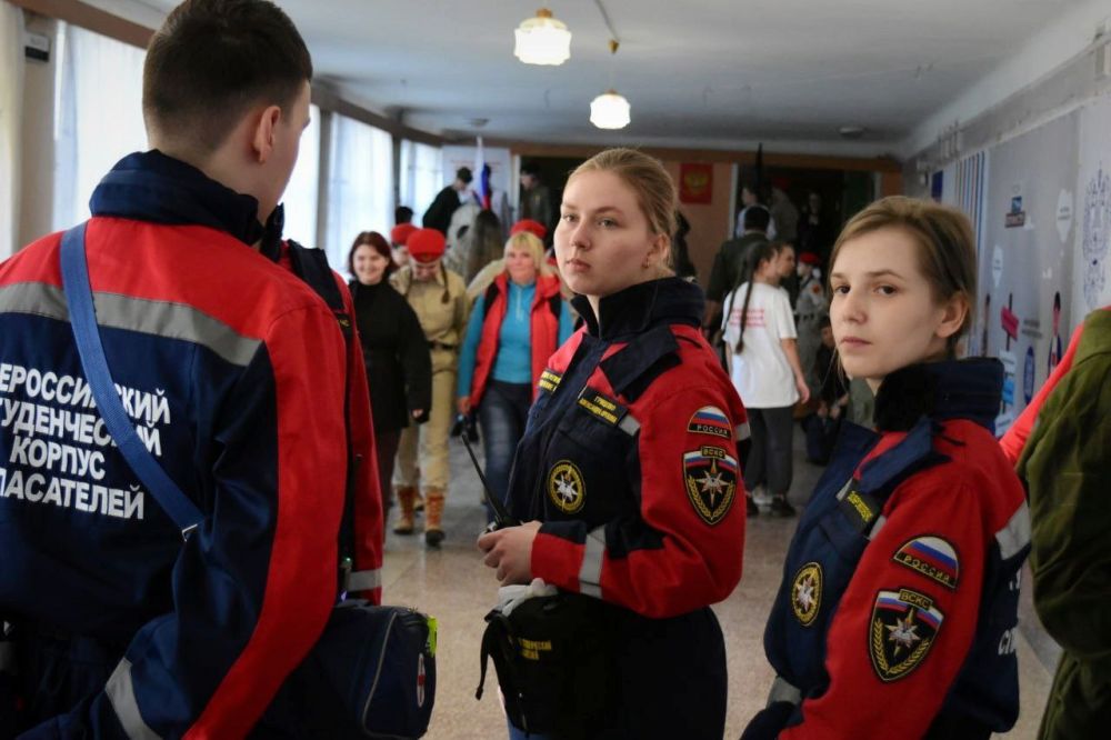 На страже безопасности. Добровольцы Донецкого РО ВСКС приняли участие в проведении муниципального этапа военно-патриотической игры «Зарница 2.0»: В ГБОУ «СШ № 57 г.о. Макеевка» студенты-спасатели обеспечивали безопасность на... На страже безопасности. Добровольцы Донецкого РО ВСКС приняли участие в проведении муниципального этапа военно-патриотической игры «Зарница 2.0»: В ГБОУ «СШ № 57 г.о. Макеевка» студенты-спасатели обеспечивали безопасность на...