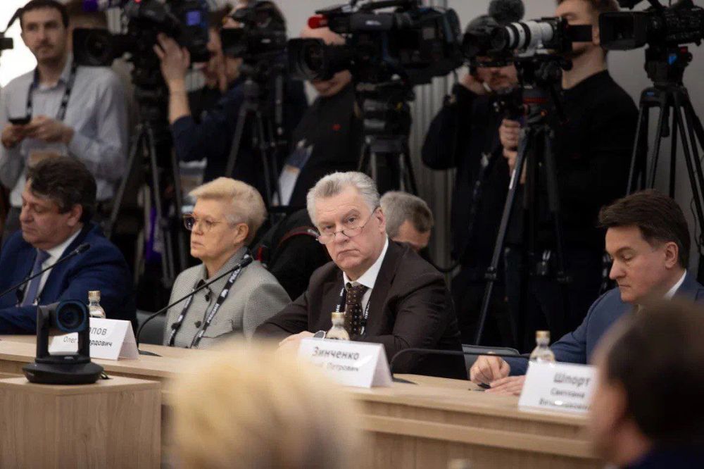 Статс-секретарь – заместитель Министра обороны РФ, председатель фонда «Защитники Отечества» Анна Цивилева провела круглый стол, на котором собрались те, кто стоял у истоков создания фонда, и герои спецоперации Статс-секретарь – заместитель Министра обороны РФ, председатель фонда «Защитники Отечества» Анна Цивилева провела круглый стол, на котором собрались те, кто стоял у истоков создания фонда, и герои спецоперации