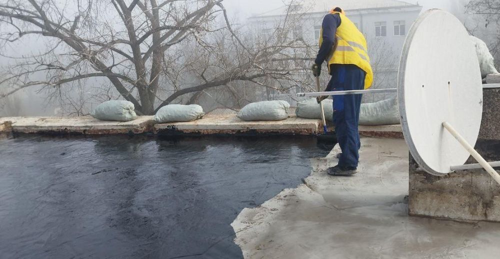 Нижегородские специалисты начали укладку нулевого слоя кровли одного из многоквартирных домов Харцызска Нижегородские специалисты начали укладку нулевого слоя кровли одного из многоквартирных домов Харцызска