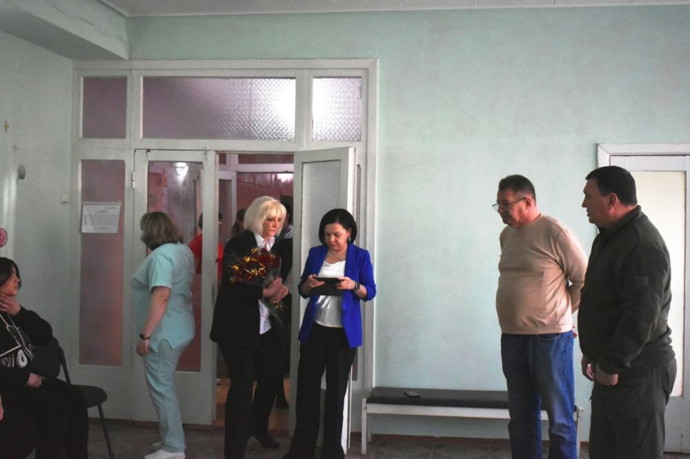 Секретарь Амвросиевского местного отделения Всероссийской политической партии "Единая Россия Игорь Лызов, при поддержке Сенатора Александра Волошина, совместно заместителем председателя Амвросиевского муниципального совета... Секретарь Амвросиевского местного отделения Всероссийской политической партии "Единая Россия Игорь Лызов, при поддержке Сенатора Александра Волошина, совместно заместителем председателя Амвросиевского муниципального совета...