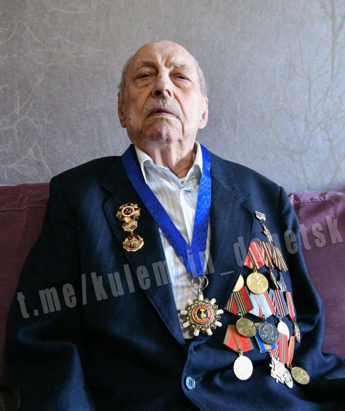 Алексей Кулемзин: В год 80-летия Победы в Великой Отечественной войне, по поручению Президента Российской Федерации Владимира Путина, Донецкий горсовет принял решение присвоить звание «Почётный гражданин городского округа... Алексей Кулемзин: В год 80-летия Победы в Великой Отечественной войне, по поручению Президента Российской Федерации Владимира Путина, Донецкий горсовет принял решение присвоить звание «Почётный гражданин городского округа...