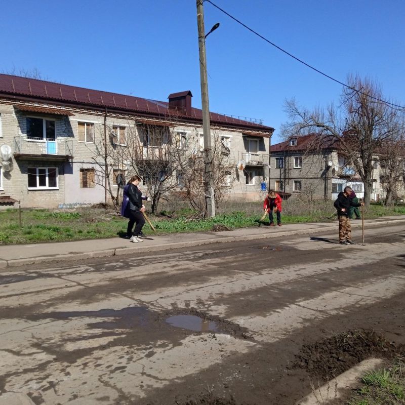Сергей Желновач: В рамках проведения двухмесячника по благоустройству и наведению порядка городского округа Дебальцево,сотрудники предприятий посёлка Новолуганское вышли на уборку территорий своего посёлка!!! Сергей Желновач: В рамках проведения двухмесячника по благоустройству и наведению порядка городского округа Дебальцево,сотрудники предприятий посёлка Новолуганское вышли на уборку территорий своего посёлка!!!
