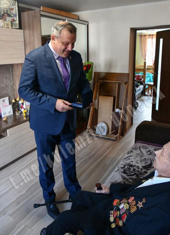 Алексей Кулемзин: В год 80-летия Победы в Великой Отечественной войне, по поручению Президента Российской Федерации Владимира Путина, Донецкий горсовет принял решение присвоить звание «Почётный гражданин городского округа... Алексей Кулемзин: В год 80-летия Победы в Великой Отечественной войне, по поручению Президента Российской Федерации Владимира Путина, Донецкий горсовет принял решение присвоить звание «Почётный гражданин городского округа...