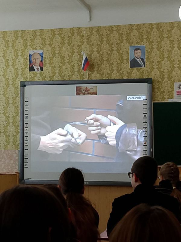 3 апреля обучающиеся 7-11 классов ГБОУ «Бердянская школа Мангушского м.о.» посмотрели короткометражный фильм «Жизнь или наркотики?» приуроченный к Международному дню борьбы с наркоманией и незаконным оборотом наркотиков 3 апреля обучающиеся 7-11 классов ГБОУ «Бердянская школа Мангушского м.о.» посмотрели короткометражный фильм «Жизнь или наркотики?» приуроченный к Международному дню борьбы с наркоманией и незаконным оборотом наркотиков