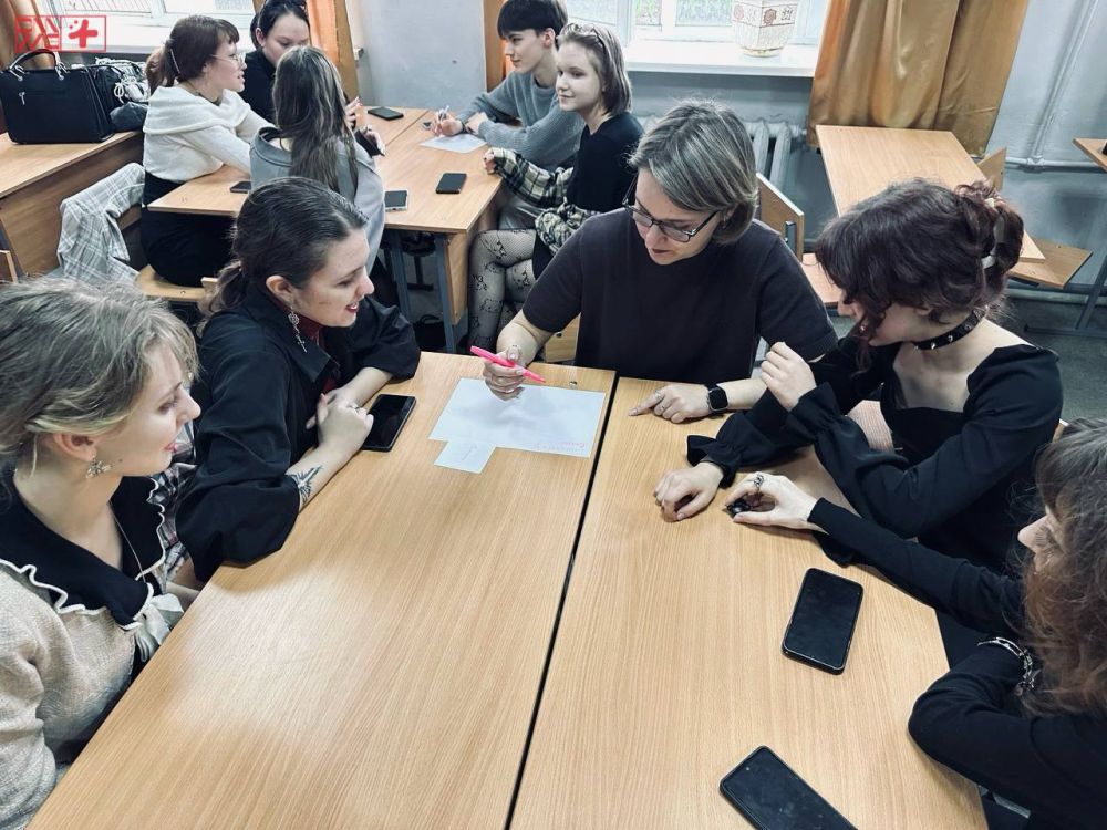 Здоровье в фокусе. Волонтеры-медики Овчарова Мария и Сергей Хижа провели для студентов Донецкого художественного колледжа интерактивный воркшоп в формате «Мировое кафе» под названием «ЗОЖный вопрос: составляем персональный... Здоровье в фокусе. Волонтеры-медики Овчарова Мария и Сергей Хижа провели для студентов Донецкого художественного колледжа интерактивный воркшоп в формате «Мировое кафе» под названием «ЗОЖный вопрос: составляем персональный...