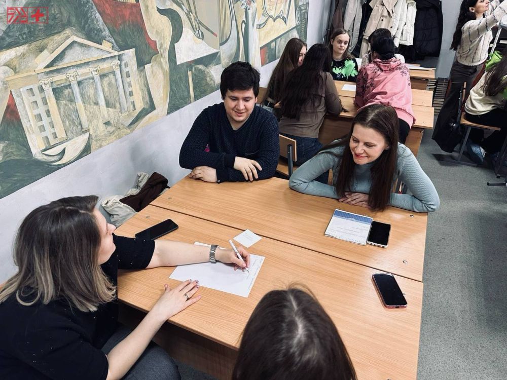 Здоровье в фокусе. Волонтеры-медики Овчарова Мария и Сергей Хижа провели для студентов Донецкого художественного колледжа интерактивный воркшоп в формате «Мировое кафе» под названием «ЗОЖный вопрос: составляем персональный... Здоровье в фокусе. Волонтеры-медики Овчарова Мария и Сергей Хижа провели для студентов Донецкого художественного колледжа интерактивный воркшоп в формате «Мировое кафе» под названием «ЗОЖный вопрос: составляем персональный...