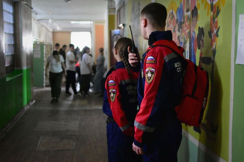 На страже безопасности. Добровольцы Донецкого РО ВСКС приняли участие в проведении муниципального этапа военно-патриотической игры «Зарница 2.0»: В ГБОУ «СШ № 57 г.о. Макеевка» студенты-спасатели обеспечивали безопасность на... На страже безопасности. Добровольцы Донецкого РО ВСКС приняли участие в проведении муниципального этапа военно-патриотической игры «Зарница 2.0»: В ГБОУ «СШ № 57 г.о. Макеевка» студенты-спасатели обеспечивали безопасность на...