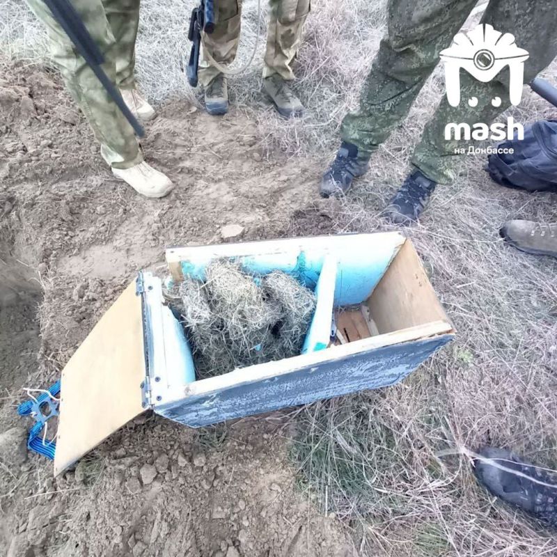 ВСУ раскидывают начиненные пластитом средства связи и замаскированные в траве мины по дворам жителей Херсонской области ВСУ раскидывают начиненные пластитом средства связи и замаскированные в траве мины по дворам жителей Херсонской области