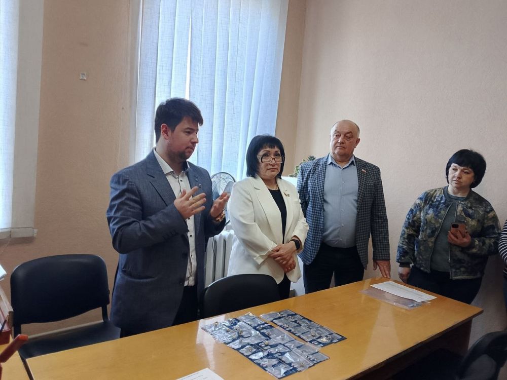 Енакиевские работники сферы жилищно - коммунального хозяйства пополнили ряды "Единой России" Енакиевские работники сферы жилищно - коммунального хозяйства пополнили ряды "Единой России"