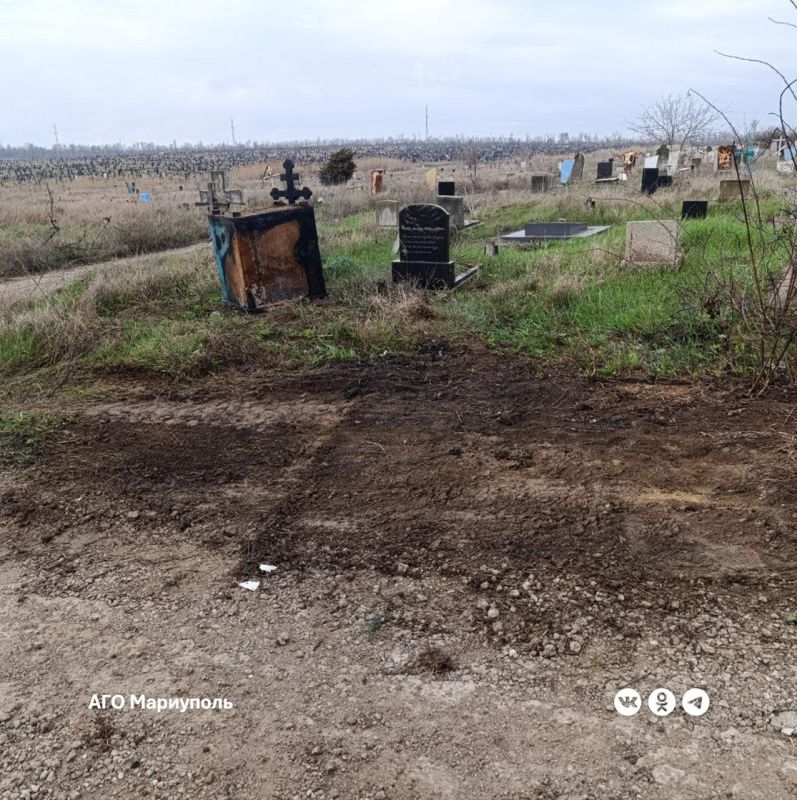 В Мариуполе места захоронений активно готовят к поминальным дням В Мариуполе места захоронений активно готовят к поминальным дням