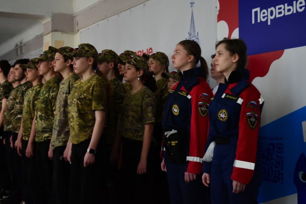 На страже безопасности. Добровольцы Донецкого РО ВСКС приняли участие в проведении муниципального этапа военно-патриотической игры «Зарница 2.0»: В ГБОУ «СШ № 57 г.о. Макеевка» студенты-спасатели обеспечивали безопасность на... На страже безопасности. Добровольцы Донецкого РО ВСКС приняли участие в проведении муниципального этапа военно-патриотической игры «Зарница 2.0»: В ГБОУ «СШ № 57 г.о. Макеевка» студенты-спасатели обеспечивали безопасность на...