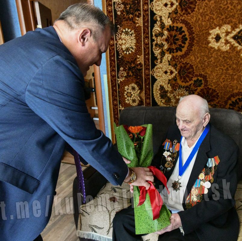 Алексей Кулемзин: В год 80-летия Победы в Великой Отечественной войне, по поручению Президента Российской Федерации Владимира Путина, Донецкий горсовет принял решение присвоить звание «Почётный гражданин городского округа... Алексей Кулемзин: В год 80-летия Победы в Великой Отечественной войне, по поручению Президента Российской Федерации Владимира Путина, Донецкий горсовет принял решение присвоить звание «Почётный гражданин городского округа...