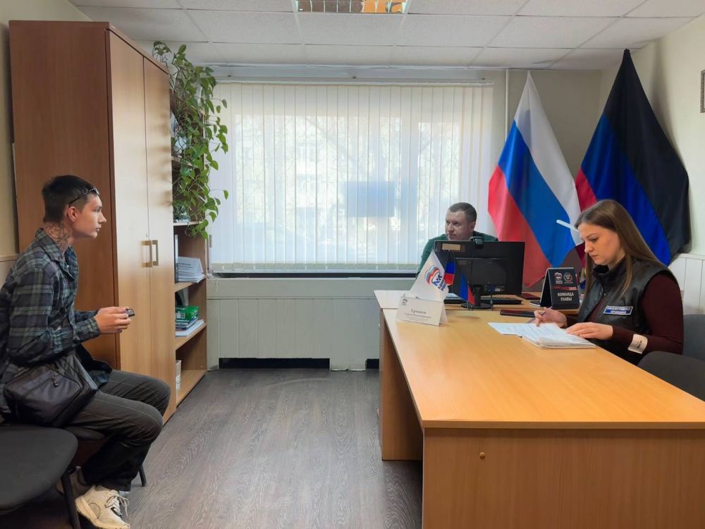 Приём граждан в Общественной приёмной партии "Единая Россия" города Снежное Приём граждан в Общественной приёмной партии "Единая Россия" города Снежное