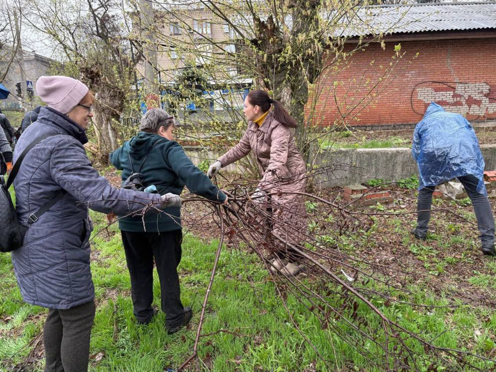 В Ленинском районе г. Донецка прошел очередной субботник, в котором приняли участие сотрудники Управы Ленинского внутригородского района Администрации городского округа Донецк, заместитель главы администрации городского... В Ленинском районе г. Донецка прошел очередной субботник, в котором приняли участие сотрудники Управы Ленинского внутригородского района Администрации городского округа Донецк, заместитель главы администрации городского...