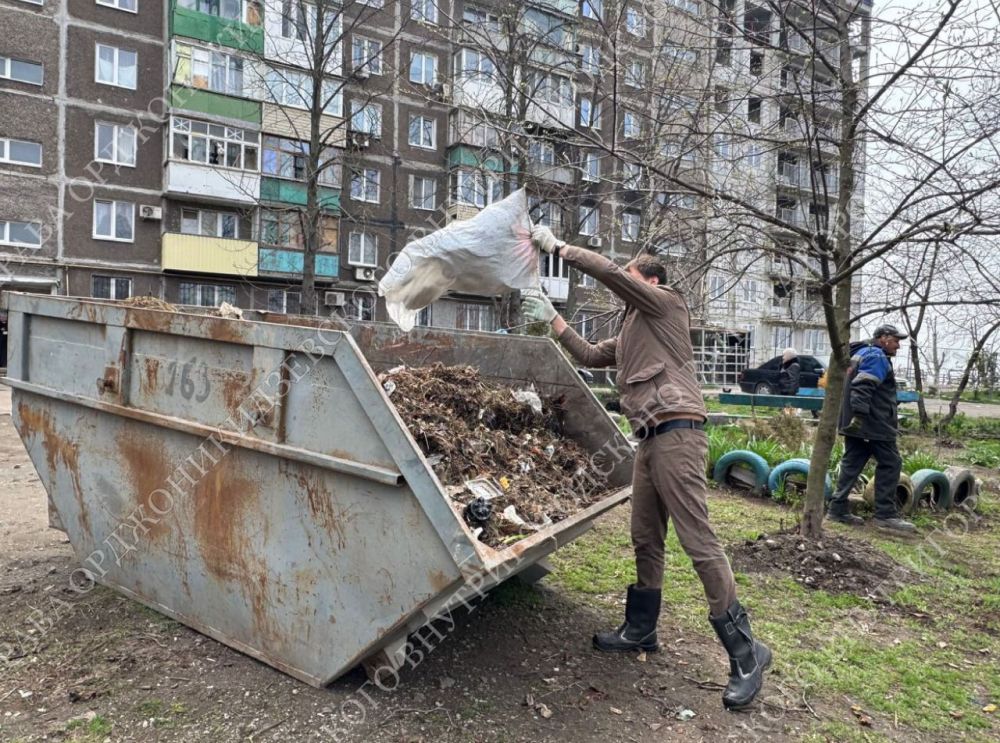 Общереспубликанский субботник на Комсомольском бульваре Общереспубликанский субботник на Комсомольском бульваре