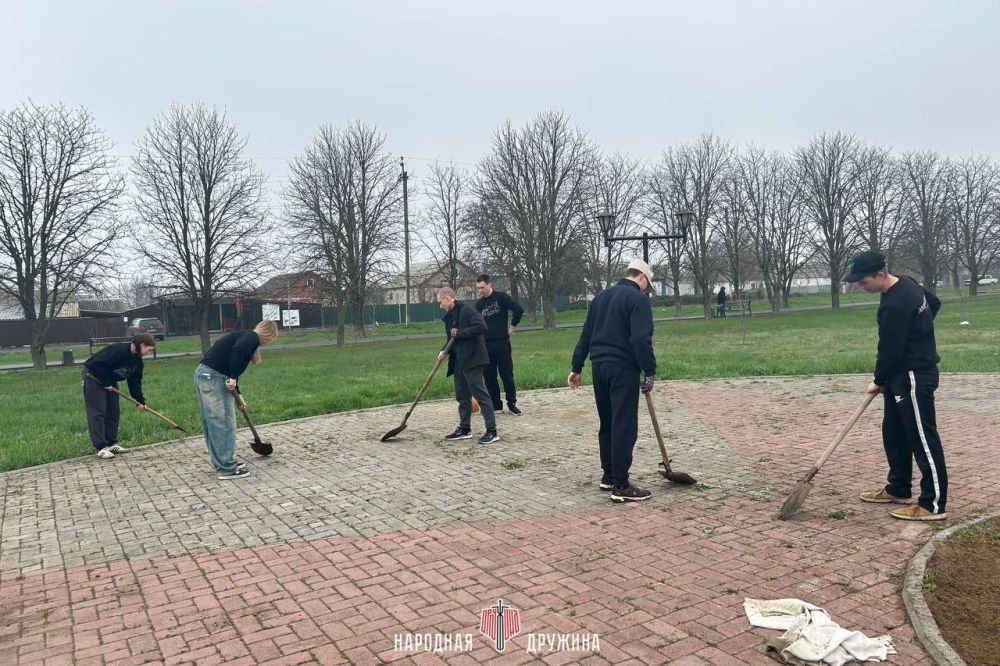 Сила в единстве!. Активисты Новоазовского штаба Народной Дружины совместно с юнармейцами провели субботник Сила в единстве!. Активисты Новоазовского штаба Народной Дружины совместно с юнармейцами провели субботник