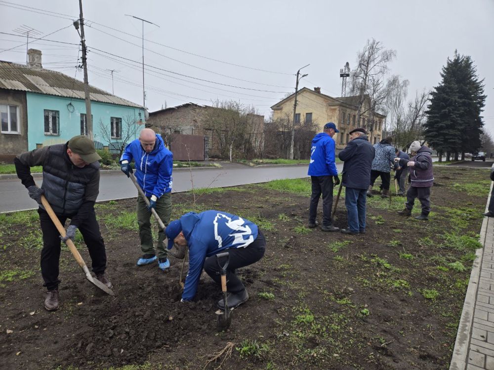 Сегодня, в рамках месячника «Зеленый Донбасс» к 80-летию Великой Победы в городе Дебальцево высадили деревья, кустарники и цветы Сегодня, в рамках месячника «Зеленый Донбасс» к 80-летию Великой Победы в городе Дебальцево высадили деревья, кустарники и цветы
