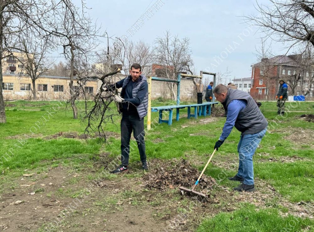 Общереспубликанский субботник на Комсомольском бульваре Общереспубликанский субботник на Комсомольском бульваре