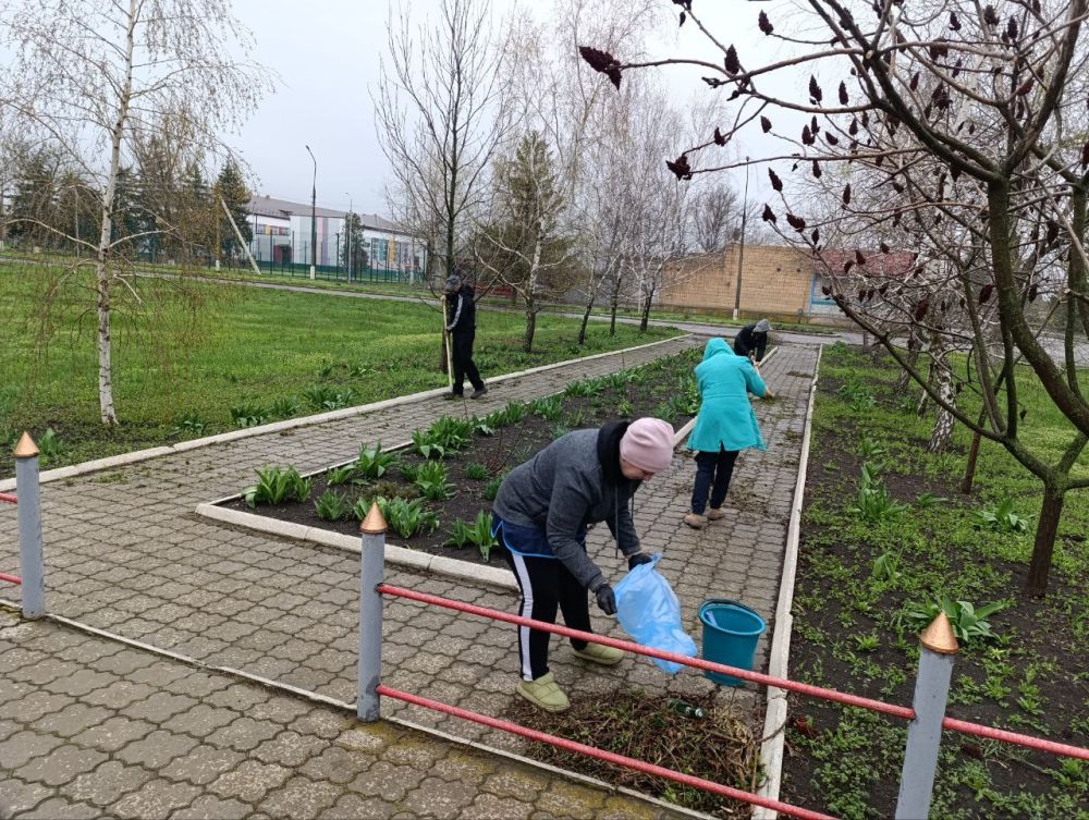 Даже дождь не смог помешать работникам МБУ "Вольненский СДК" и Вольненской библиотеке проявить заботу о памяти героев! Сегодня мы сообща привели в порядок территорию памятника "Братская могила советским воинам и... Даже дождь не смог помешать работникам МБУ "Вольненский СДК" и Вольненской библиотеке проявить заботу о памяти героев! Сегодня мы сообща привели в порядок территорию памятника "Братская могила советским воинам и...