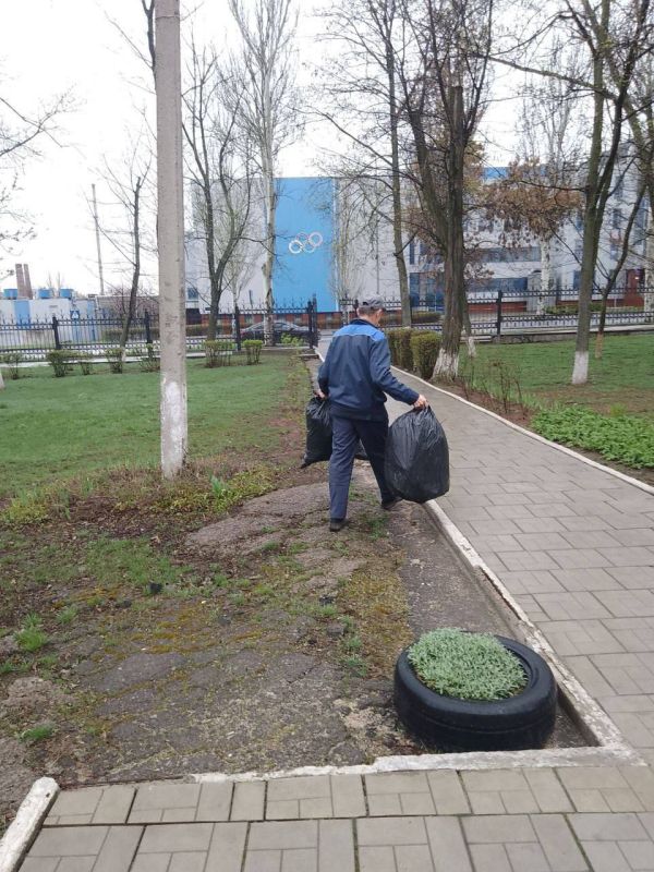 Сотрудники учреждений образования Ленинского района города Донецка, также не остались в стороне и вышли на субботник для наведения порядка и чистоты на прилегающей к учреждениям территории Сотрудники учреждений образования Ленинского района города Донецка, также не остались в стороне и вышли на субботник для наведения порядка и чистоты на прилегающей к учреждениям территории
