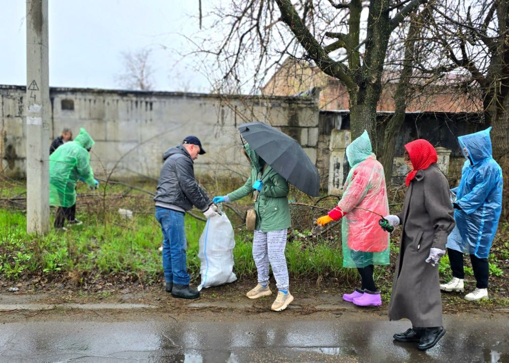 Иван Адамец: Сотрудники Управы Куйбышевского внутригородского района и специалисты управления труда и социальной защиты совместно с молодёжным казачьим отрядом «Карачун» приняли участие в общереспубликанском субботнике Иван Адамец: Сотрудники Управы Куйбышевского внутригородского района и специалисты управления труда и социальной защиты совместно с молодёжным казачьим отрядом «Карачун» приняли участие в общереспубликанском субботнике