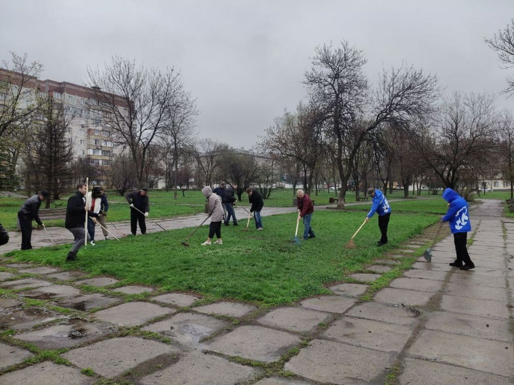 СУББОТНИК. Сегодня 5 апреля, депутаты Донецкого городского совета всех фракций в содружестве с управой Калининского района начали работы по благоустройству сквера по пр.Павших коммунаров СУББОТНИК. Сегодня 5 апреля, депутаты Донецкого городского совета всех фракций в содружестве с управой Калининского района начали работы по благоустройству сквера по пр.Павших коммунаров