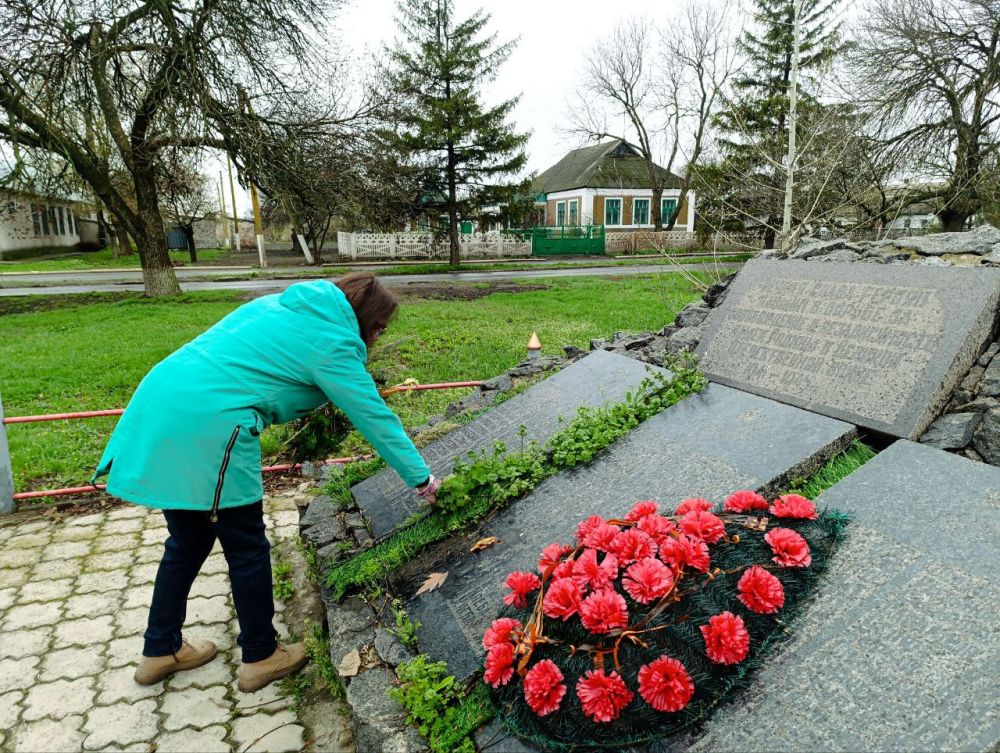 Даже дождь не смог помешать работникам МБУ "Вольненский СДК" и Вольненской библиотеке проявить заботу о памяти героев! Сегодня мы сообща привели в порядок территорию памятника "Братская могила советским воинам и... Даже дождь не смог помешать работникам МБУ "Вольненский СДК" и Вольненской библиотеке проявить заботу о памяти героев! Сегодня мы сообща привели в порядок территорию памятника "Братская могила советским воинам и...
