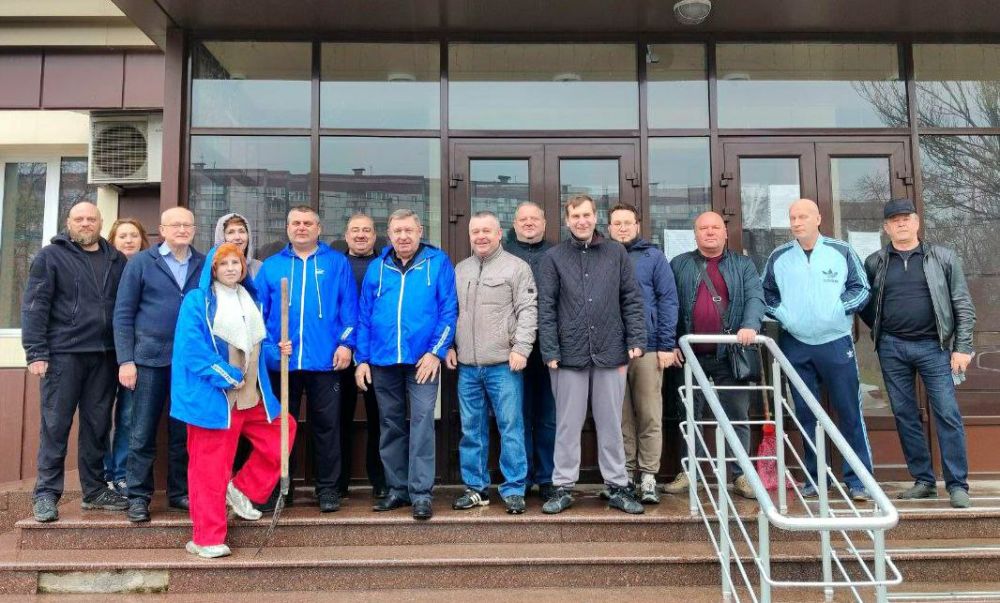 СУББОТНИК. Сегодня 5 апреля, депутаты Донецкого городского совета всех фракций в содружестве с управой Калининского района начали работы по благоустройству сквера по пр.Павших коммунаров СУББОТНИК. Сегодня 5 апреля, депутаты Донецкого городского совета всех фракций в содружестве с управой Калининского района начали работы по благоустройству сквера по пр.Павших коммунаров