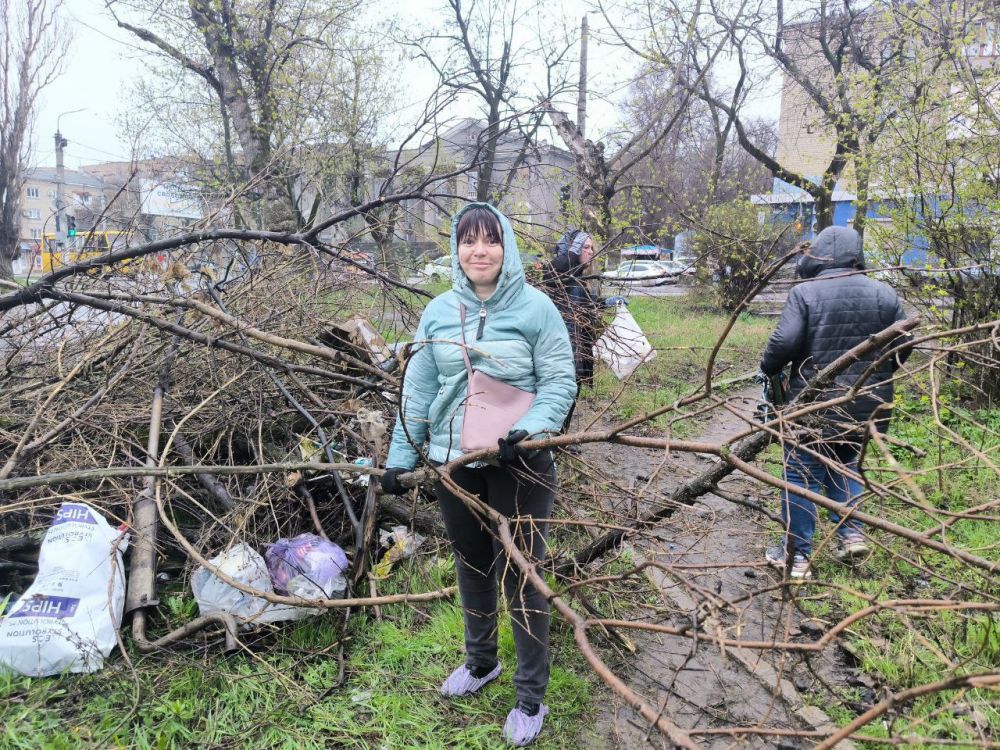 В Ленинском районе г. Донецка прошел очередной субботник, в котором приняли участие сотрудники Управы Ленинского внутригородского района Администрации городского округа Донецк, заместитель главы администрации городского... В Ленинском районе г. Донецка прошел очередной субботник, в котором приняли участие сотрудники Управы Ленинского внутригородского района Администрации городского округа Донецк, заместитель главы администрации городского...