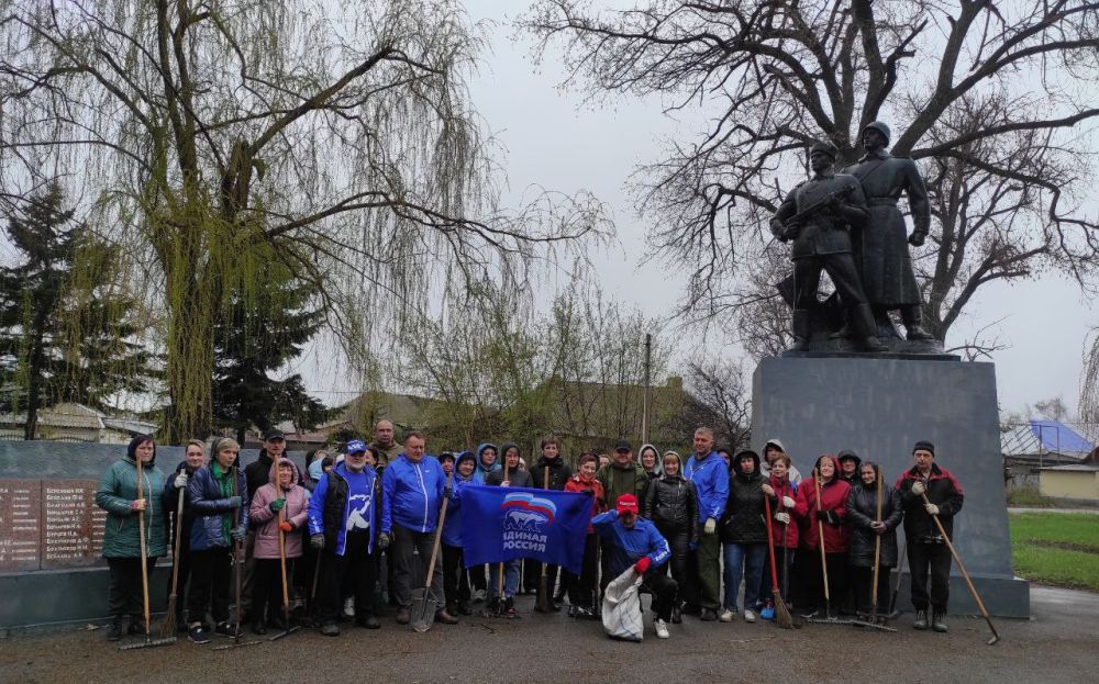 Депутаты Народного Совета ДНР всех фракций - "Единая Россия", "КПРФ", "ЛДПР", "Новые люди" принимают участие в субботнике Депутаты Народного Совета ДНР всех фракций - "Единая Россия", "КПРФ", "ЛДПР", "Новые люди" принимают участие в субботнике