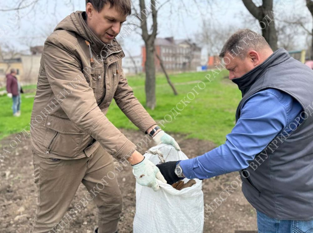 Общереспубликанский субботник на Комсомольском бульваре Общереспубликанский субботник на Комсомольском бульваре