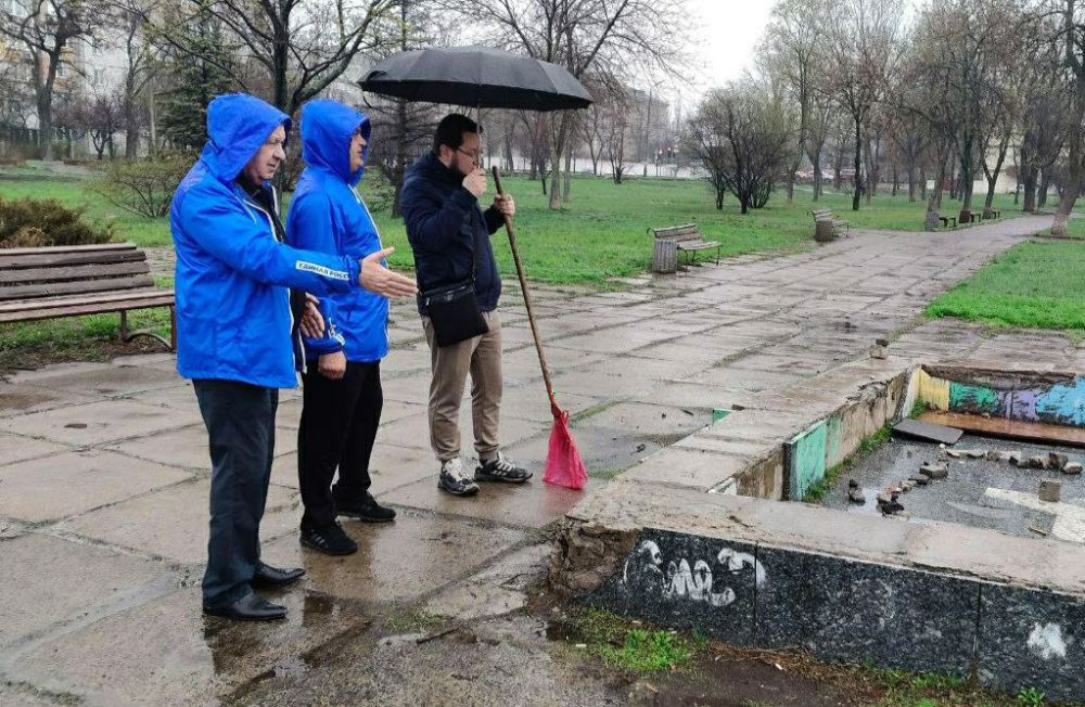 СУББОТНИК. Сегодня 5 апреля, депутаты Донецкого городского совета всех фракций в содружестве с управой Калининского района начали работы по благоустройству сквера по пр.Павших коммунаров СУББОТНИК. Сегодня 5 апреля, депутаты Донецкого городского совета всех фракций в содружестве с управой Калининского района начали работы по благоустройству сквера по пр.Павших коммунаров